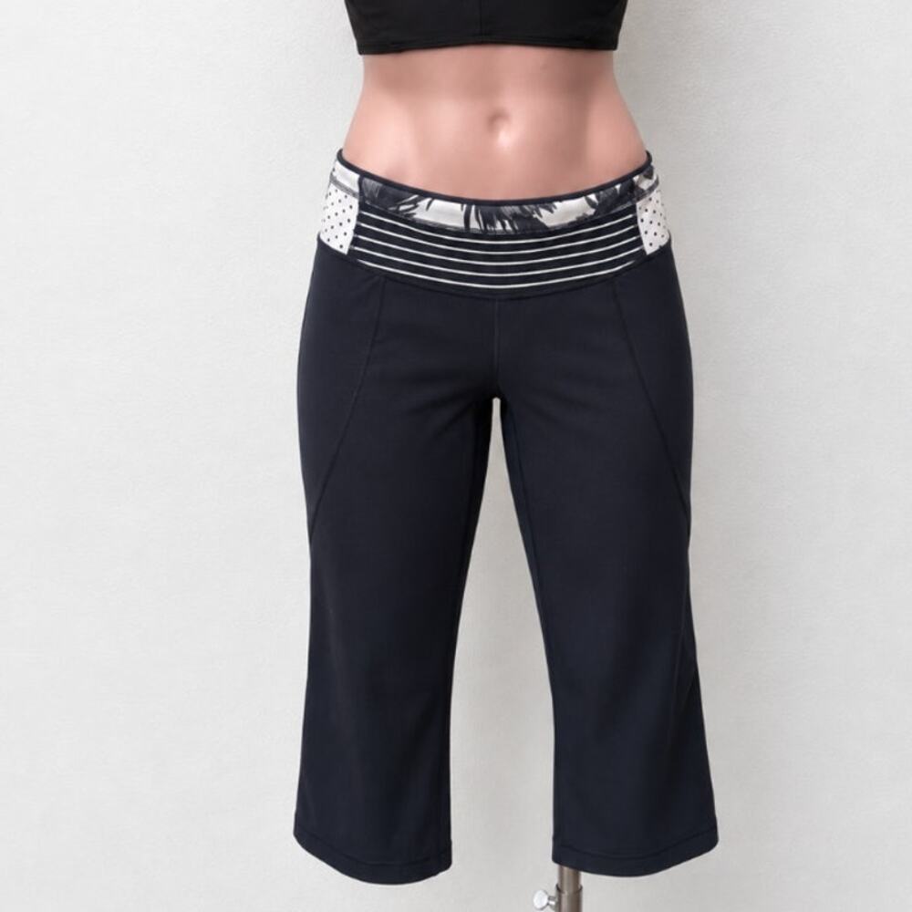 Lululemon Black Wide Leg Crop Legging Floral Stripe Black and White Waistband 6